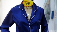 Kain sutra juga bisa diolah menjadi satu set baju tidur seperti ini. Harganya 168 Yuan (sekitar Rp 369 ribu). (Wahyu/detikTravel)