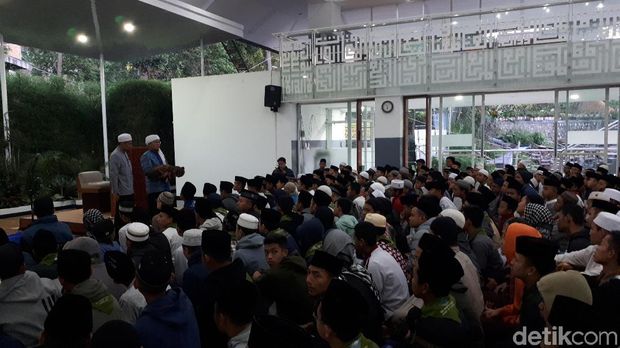 Usai Disalatkan, Cucu Aa Gym Dimakamkan di Eco Pesantren Darut Tauhid