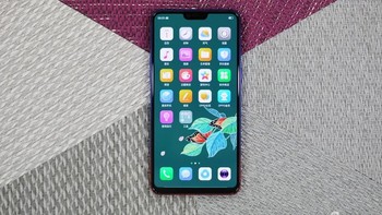 Secara spesifikasi tidak ada perbedaan dengan R15 yang sudah dirilis sebelumnya. Foto: Sina Mobile