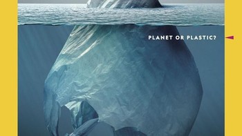 Majalah ternama National Geographic meluncurkan edisi majalah terbaru dengan cover gambar majalah yang menohok pembaca. Pasalnya pada cover majalah tersebut NatGeo menggambarkan sebuah bongkahan es di lautan namun benda tersebut ternyata merupakan plastik yang mengambang di laut. (Foto: National Geographic)