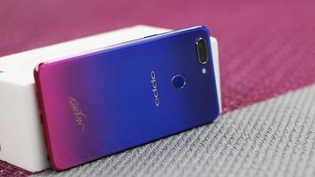 Ketika terkena cahaya, degradasi warna mampu membuat ponsel ini menawan. Foto: Sina Mobile