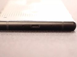 Penampakan Smartphone Hologram Pertama di Dunia
