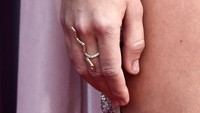 Ada sebuah cincin berbentuk ular yang melekat di jemarinya. Frazer Harrison/Getty Images