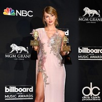 Billboard Music Awards 2018. Setelah sempat hiatus dari karpet merah, penyanyi 35 tahun ini kembali tampil megah di Billboard Music Awards 2018 dengan gaun pink cantik dari Versace yang menampilkan belahan tinggi dan korset perak. Foto: Frazer Harrison/Getty Images