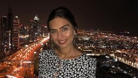 Liburan ke Dubai, Amine sempat mengabadikan momen di atas salah satu hotel di sana. Keindahan Dubai saat malam pun seakan kalah dengan kecantikan Amine (@gulseamine/Instagram)