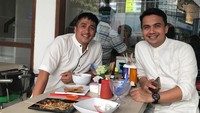 Berteman dekat dengan Syahrul Gunawan, Ifan maupun Syahrul tetap terlihat awet muda ketika makan siang bersama, ya? Foto: Instagram @irfanhakim75