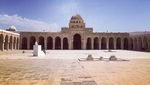 Potret Masjid Portal Waktu di Tunisia