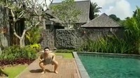 Meski terkesan bergurau, gerakan-gerakan yang dilakukan Radit bisa melatih tubuhnya. Ya walaupun tidak cukup benar, seperti gerakan squat dan frog jump. Foto: Instagram/raditya_dika