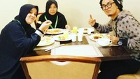 Saat melaksanakan umroh, dai asal Bandung itu makan bersama ibunda tercintanya. Ia mengatakan kalau sang ibu selalu ada saat ia membutuhkannya. Kira-kira apa yang mereka makan saat itu, ya? Foto: Instagram @evieeffendie