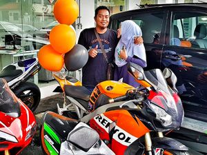 Romantis! Rayakan Ultah Kawinan, Istri Belikan Suami Motor Gede