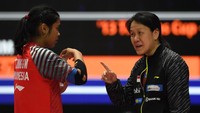Pelatih tunggal putri Indonesia Minarti Timur (kanan) memberikan arahan kepada Gregoria Mariska Tunjung. ANTARA/Puspa Perwitasari.