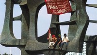 Berbagai spanduk, dan poster mengkritik cara pemerintahan Soeharto bertebaran. Para demonstran mengkritik cara Sang Jenderal membungkam lawan-lawannya. Tidak hanya dengan menculik tetapi juga dengan munculnya Penembak Misterius (Petrus) yang memiliki tugas khusus menembak para musuh Soeharto yang kontra dengan pemerintahannya. Jacques Langevin/via Reuters.