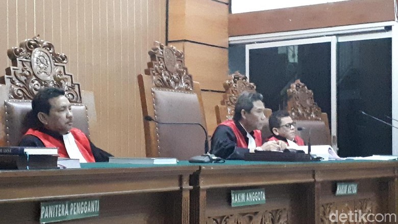 Hakim Tegur Pengunjung Sidang Ahmad Dhani yang Mengganggu Hakim Tegur Pengunjung Sidang Ahmad Dhani yang Mengganggu