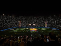 Seusai laga, lampu stadion dipadamkan dan disisakan lampu sorot ke bagian tengah. Sebagai tim juara, Barca akan secara resmi menerima trofi La Liga. Foto: David Ramos/Getty Images