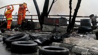 Walalupun begitu, asap masih mengepul di lokasi.