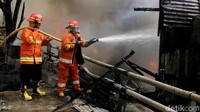 Kebakaran hebat terjadi di Pondok Bambu, Duren Sawit dan meluas hingga Cipinang Muara, Jakarta Timur. Total ada 42 rumah yang terbakar di kedua lokasi. Sumber kebakaran diduga berawal dari korsleting di salah satu rumah warga di Pondok Bambu. (Foto: Agung Pambudhy/detikcom)