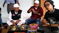 Makan ikan goreng cocol sambel emang pas dimakan pakai tangan. Hal itu yang dilakukan ustaz berusia 42 tahun itu. Mantap!Foto: Instagram @evieeffendie