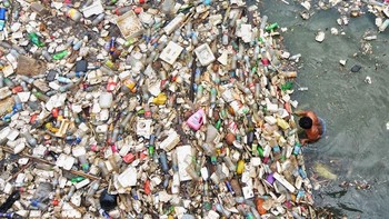 “Setiap hari, para penjelajah, peneliti, dan fotografer kami di lapangan menyaksikan langsung dampak merusak dari plastik sekali pakai di lautan kami, dan situasinya menjadi semakin mengerikan.” tambahnya. (Foto: National Geographic)