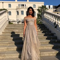 Setelah acara pemberkatan di gereja, Pangeran Harry dan Meghan Markle kembali mengundang para tamu untuk hadir di pesta resepsi pernikahan mereka. Salah satu tamu yang mencuri perhtian di acara yang diadakn malam harinya itu adalah Priyanka Chopra.  Foto: dok. Instagram