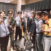 Tak melewatkan kesempatan, BTS juga berfoto dengan para selebriti dunia, mulai dari Taylor Swift, Pharrel hingga John Legend selama menghadiri Billboard Music Awards. Foto: Twitter BTS