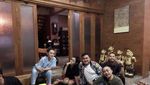 Gaya Gokil Soimah Saat Makan Duren hingga Pakai Topi dari Sendok