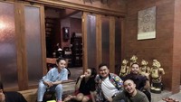 Pesta durian bersama teman-temannya nih, ada Zaskia Gotik juga. Itu durennya sampai sekeranjang, banyak banget. Foto: instagram @showimah