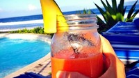 Puasa-puasa gini lihat minuman segar seperti ini terasa enak ya. Apalagi ditambah dengan pemandangan pantai. Foto: Instagram @fairuzarafiq