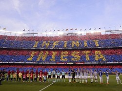 Sebelum kick-off, puluhan ribu suporter yang memenuhi tribune Camp Nou membentuk mosaik yang bertuliskan Infinit Iniesta.  Foto: Josep Lago/AFP
