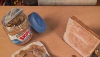 Duh, yang ini juga terlihat sanagt nyata. Padahal dari mulai roti tawar, selai kacang hingga dua tokoh kartun Looney Tunes hanyalah sebuah gambar. Karyanya ini dibuat dari kapur berwarna, arang, Staedtler pencils, dan tinta putih Uni-Ball. Foto: Instagram @ivanhooart