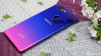 Sementara kamera depannya berukuran 20 MP dengan fitur AI. Foto: Sina Mobile