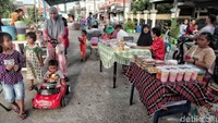 Sejumlah warga berjualan di bazar Ramadan di pinggir Waduk Rawa Badak Selatan, Jakarta Utara, Senin (21/5).