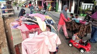 Selain menu takjil, ada juga pakaian dan mainan anak-anak.