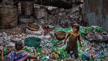 Ketika mereka hidup berdekatan dengan ribuan sampah. (Foto: National Geographic)