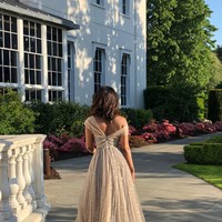 Potongan gaun di bagian belakang pun dibuat rendah sehingga mengekspos bagian punggung.  Foto: dok. Instagram