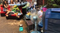Perabotan warga yang berhasil diselamatkan dari rumah yang terbakar (Foto: Dok. The Freeman News)