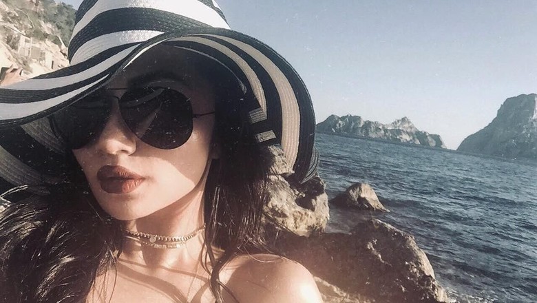Ariel Tatum di Sant Josep, Ibiza, Spanyol (Instagram/arieltatum) Ariel Tatum di Sant Josep, Ibiza, Spanyol (Instagram/arieltatum)