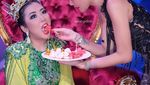 Gaya Gokil Soimah Saat Makan Duren hingga Pakai Topi dari Sendok