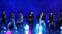 Para ARMY (fans BTS) pun dibuat histeris dengan penampilan mereka. Foto: BTS (Kevin Winter/Getty Images)