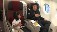 Meski memiliki jadwal syuting yang cukup padat, tapi Irfan tetap meluangkan waktu untuk liburan bersama dengan keluarganya. Ini pose Irfan dan putranya, saat menikmati jus jeruk sebelum pesawat lepas landas. Foto: Instagram @irfanhakim75