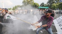 Usaha polisi itu dilawan oleh mahasiswa dengan bambu.
