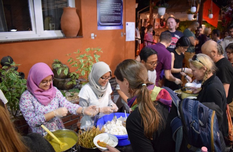 Mahasiswa RI di Polandia Kenalkan Ramadan & Kuliner Nusantara Mahasiswa RI di Polandia Kenalkan Ramadan & Kuliner Nusantara