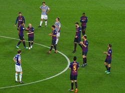 Saat meninggalkan lapangan, Iniesta mendapatkan aplaus dari sesama pemain dan para suporter. Foto: David Ramos/Getty Images