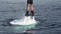 Olahraga ekstrem seperti waterboard pun dilakukannya. (Foto: instagram/YudaBustara)