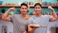 Chef Yuda berpose menampilkan otot kekarnya. (Foto: instagram/YudaBustara)