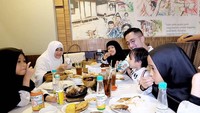 Saat menghabiskan waktu bersama dengan keluarganya, Irfan suka menyantap ayam goreng renyah dengan tahu tempe, serta aneka sambal pedas. Foto: Instagram @irfanhakim75