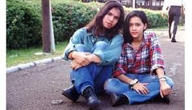 Pasangan fenomenal Ahmad Dhani dan Maia Estianty juga memilih cerai usai 12 tahun menjalani biduk rumah tangga bersama. Kala itu hubungan keduanya sempat jadi sorotan karena Ahmad Dhani dituding berselingkuh dengan mantan personel duo Ratu, Mulan Jameela. Kini Ahmad Dhani telah menikahi Mulan Jameela dan memperoleh 2 orang anak. Foto: Dok. Instagram/duljaelani