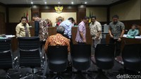 PT Quadra Solution mempunyai kewajiban memberikan komitmen fee untuk Setya Novanto selaku Ketua Fraksi Golkar DPR dan anggota DPR lainnya sebesar 5%. Komitmen fee tersebut dari nilai proyek e-KTP.