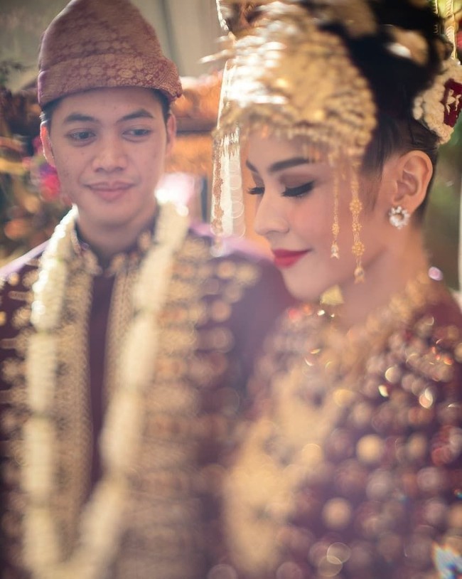 Adara sudah menderita sakit kanker kulit sejak awal 2017. Namun Rasyid tetap setia padanya dan mantap memutuskan untuk menikahinya. Setelah menikah, Rasyid setia mendampingi pengobatan Adara di berbagai negara, termasuk Amerika hingga Jepang. Foto: Instagram Ani Yudhoyono, Adra Taista