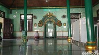 Masjid Keraton Kanoman didominasi tiga warna kejayaan keraton, putih, kuning, dan hijau. Arsitektur bangunannya khas Jawa atau Joglo. Masjid ini dibangun  pada 1930 masehi oleh Sultan Raja Zulkarnain bersama Sultan Anom Raja Nurbuat. (Sudirman Wamad/detikTravel)