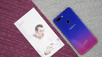 Ponsel ini buah kolaborsi perancang ternama Karim Rashid dan tim desain Oppo.  Foto: Sina Mobile